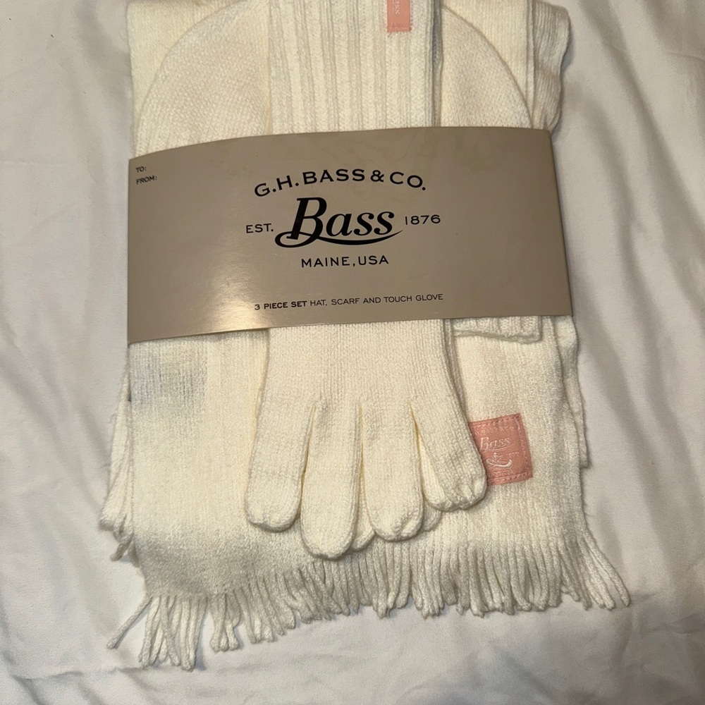 G.H. Bass & Co. White Hat, Scarf, and Glove Set